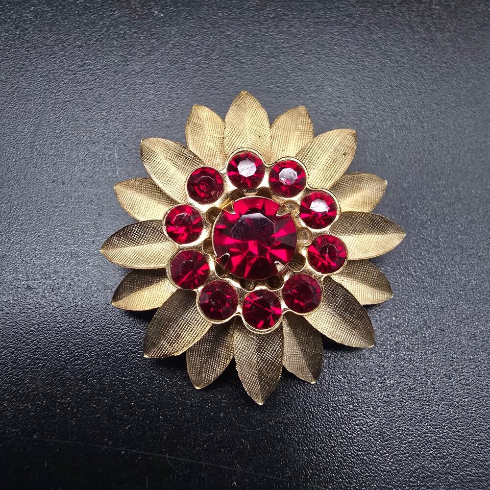 Red Rhinestone Flower Brooch Gold Tone Vintage Costume Jewelry - Picture 1 of 7